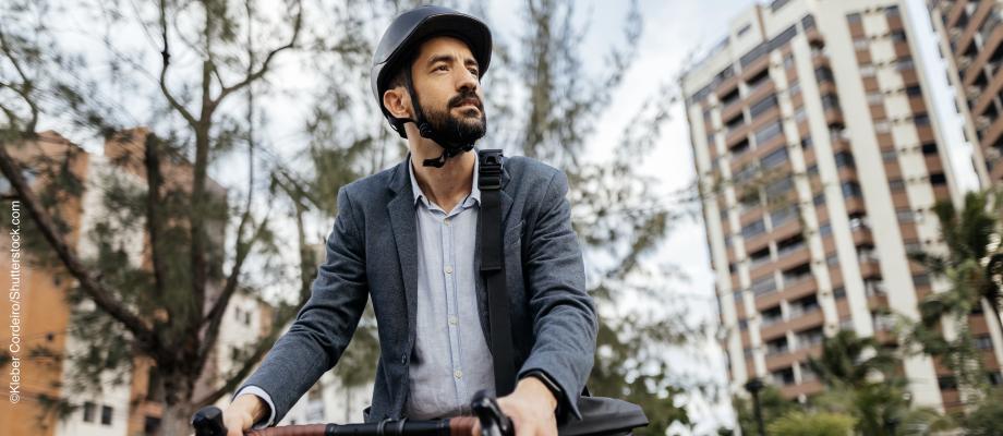 Man op fiets met helm